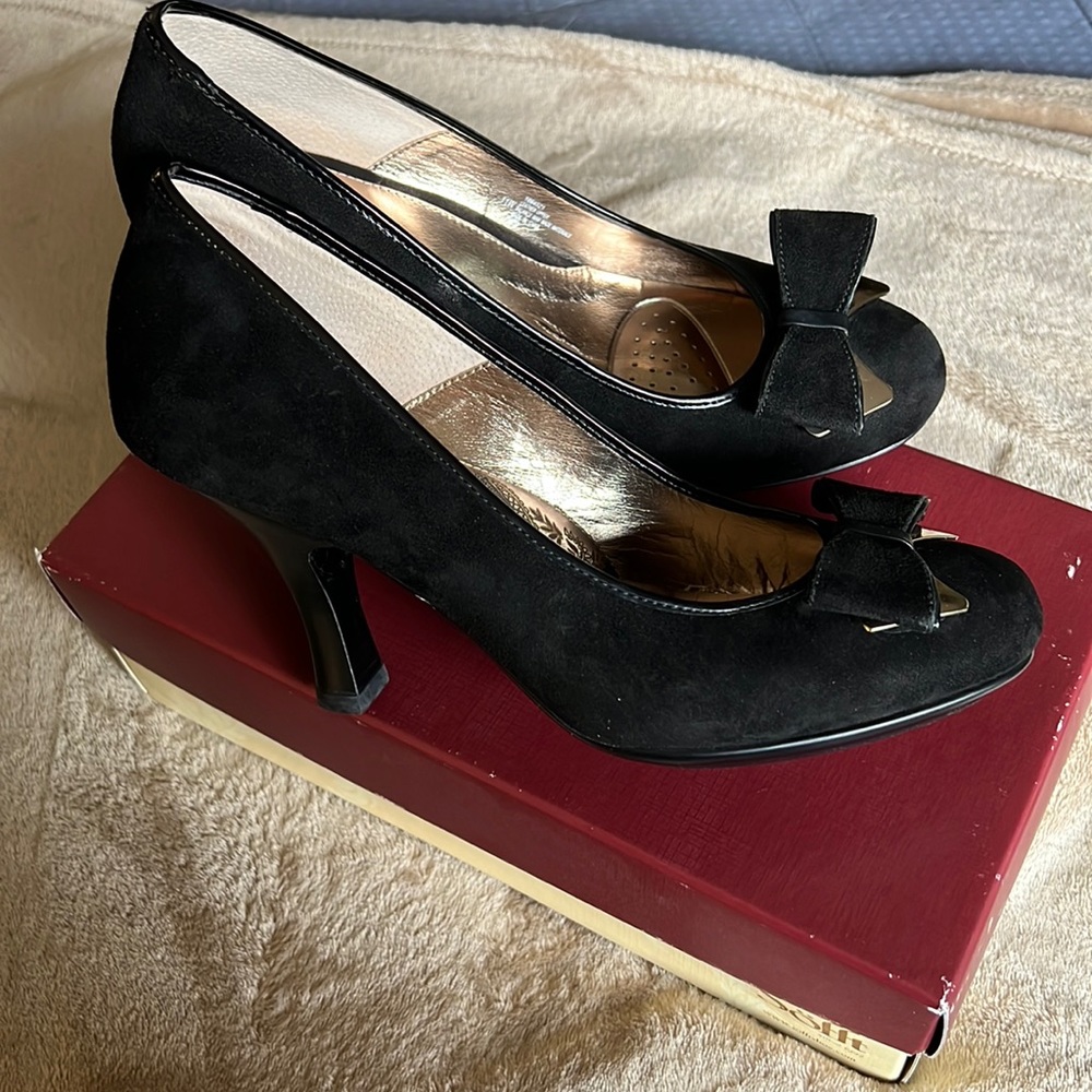 Soft black suede dress heels w gold bow tie 11 wide